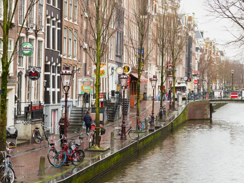 Rainy day on the canal during the cheapest time to visit Amsterdam