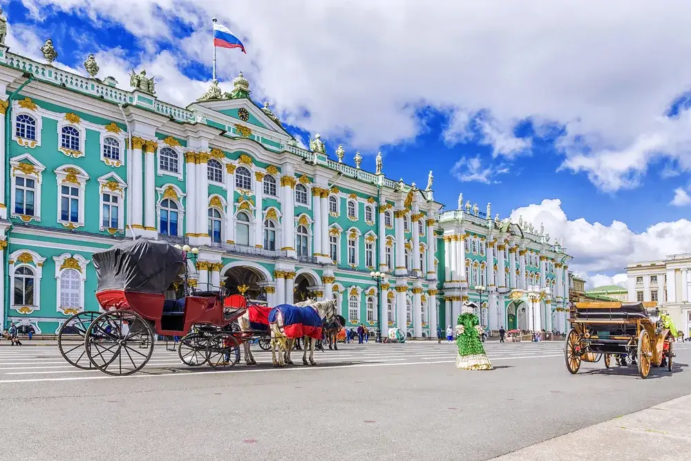 Horse-drawn carriages outside of the palace square during the winter, the cheapest time to visit Russia