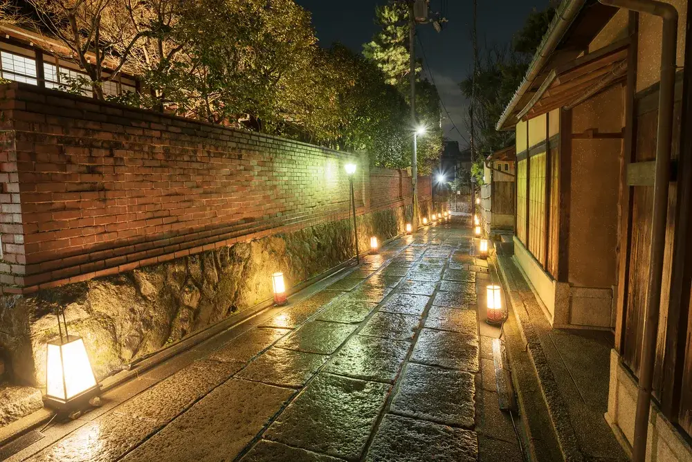 Rain falling hard outside the walking path of the Higashiyama Hanatouro at Ishibe Alley during the summer, the worst time to visit Kyoto