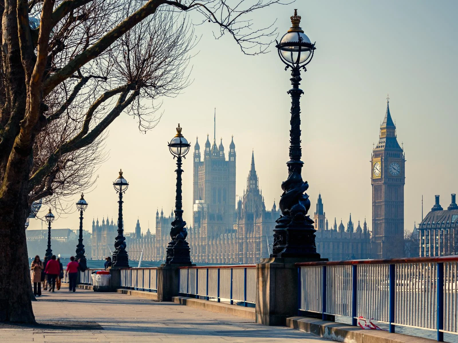 Big Ben and houses of Parliament on a foggy day during the least busy time to visit London