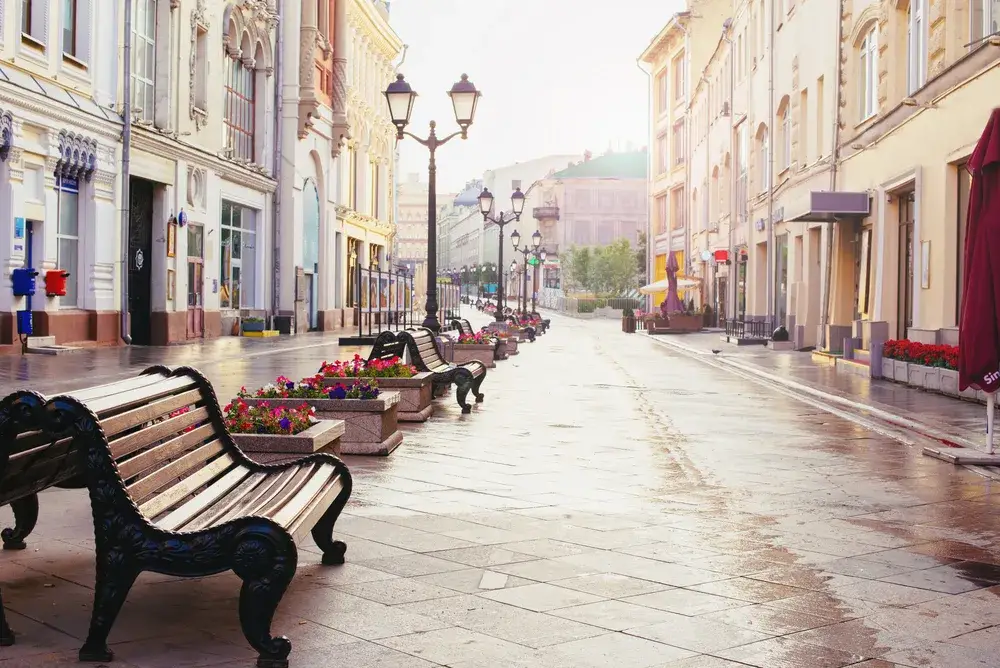 Bench and street with planters on it seen during a dreary day in the spring, the overall least busy time to visit Moscow