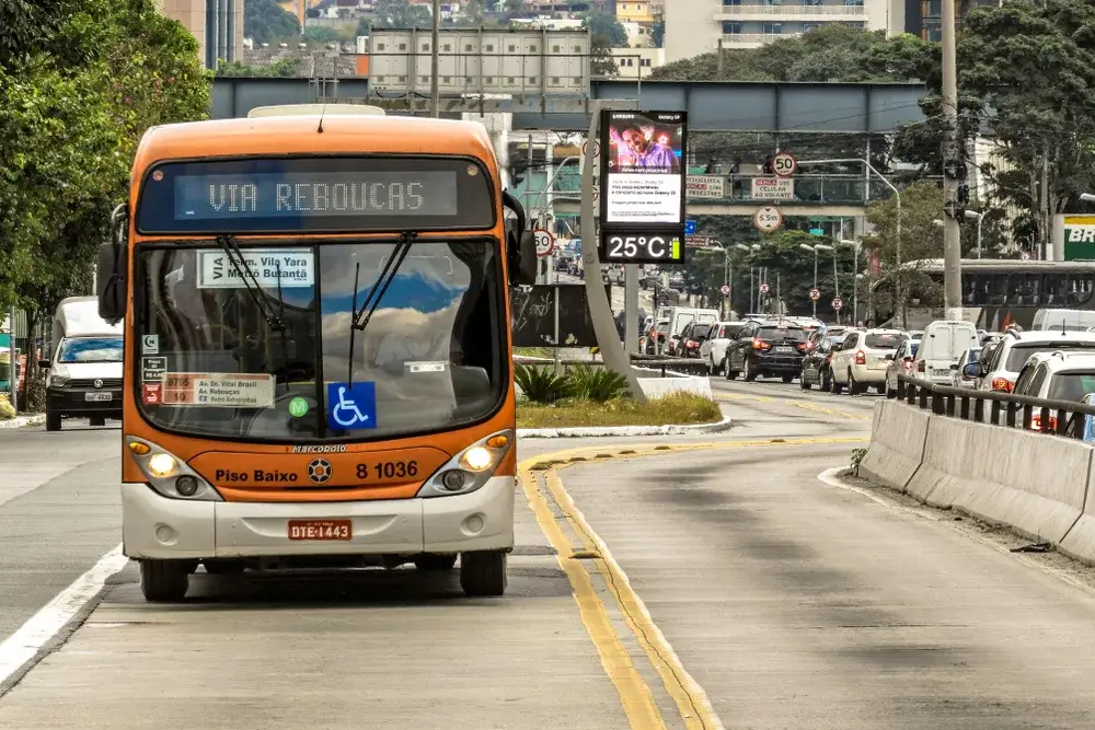 Bus traffic and taxis in Reboucas Avenue for a piece on is Brazil Safe